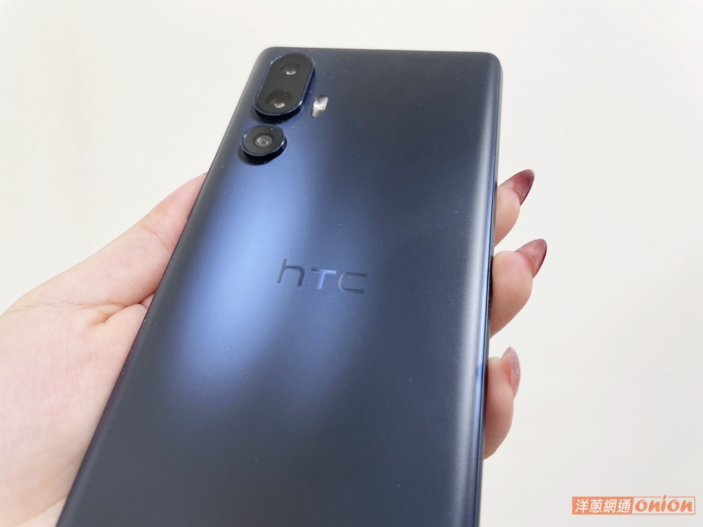 HTC U24 Pro 太空藍背蓋在光線折射下會有偏光色變化