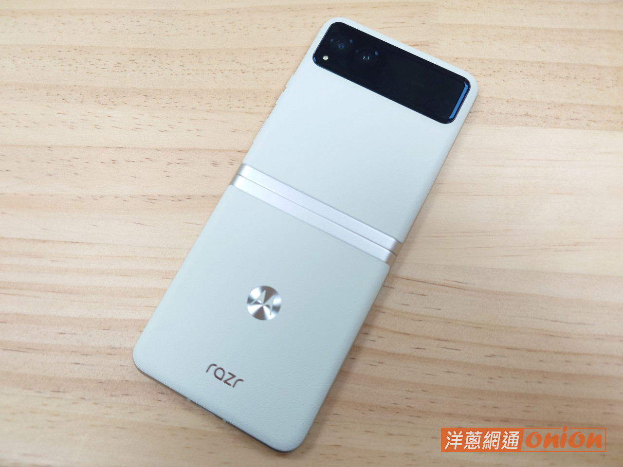 Motorola razr 40 機身背面奈米皮材質覆蓋